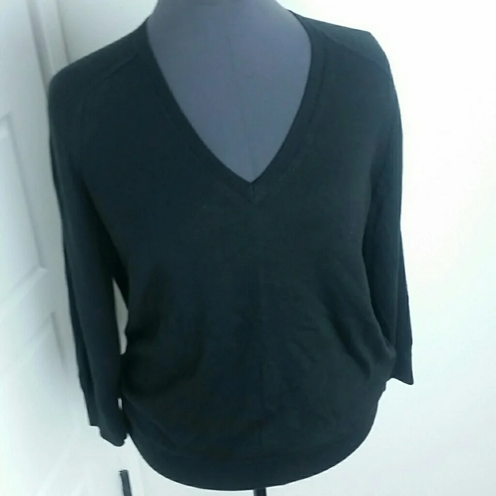 ANN TAYLOR LOFT l Black knit V neck pullover B5